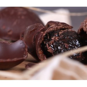 Pyszna i apetyczna śliwki w czekoladzie reklamowa