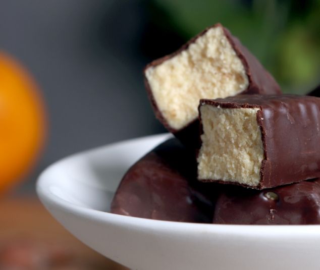 Michałki reklamowe to tradycyjne polskie cukierki łączące w sobie orzechowe nadzienie z przepyszną czekoladą.