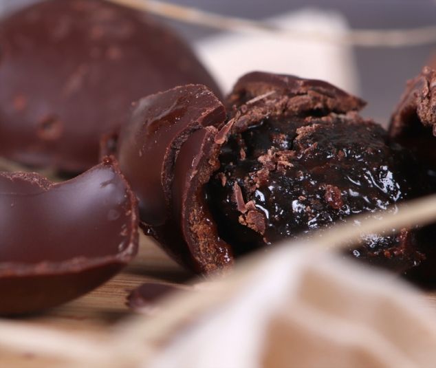 Pyszna i apetyczna śliwki w czekoladzie reklamowa